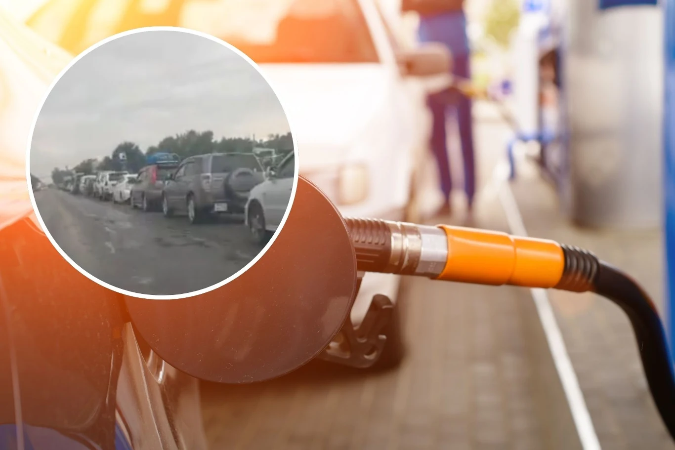 Gigantyczny problem Rosjan. Ceny benzyny poszybowały w górę Kolejka samochodów ustawionych wzdłuż drogi oraz detal dystrybutora paliwa przy tankowaniu na stacji benzynowej, w tle sylwetka osoby obsługującej auto.