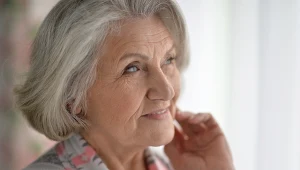 Patrzenie w jeden punk, bez eksploracji otoczenia, może być pierwszym objawem demencji