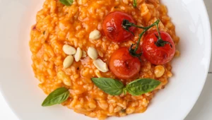 Włosko-francuski duet z (podwójnym) pomidorem w roli głównej, czyli risotto al pomodoro – z serem pleśniowym i orzechami