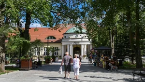 Dolnośląskie uzdrowisko niczym alpejski kurort. Seniorzy wracają tu co roku 