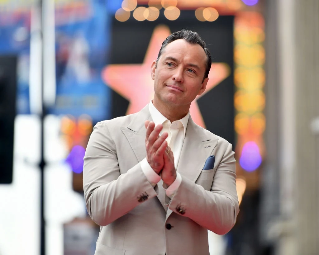 Jude Law wystąpi w jednym z wrześniowych seriali Netfliksa Jude Law wystąpi w jednym z wrześniowych seriali Netfliksa