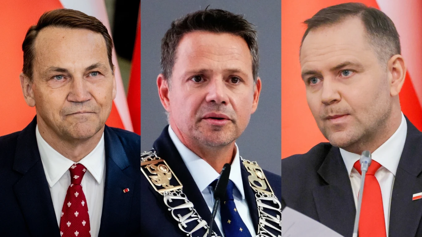 Radosław Sikorski wyprzedził Karola Nawrockiego w sondażu zaufania Trzech elegancko ubranych mężczyzn na tle polskich flag, środkowy z łańcuchem prezydenckim, wszyscy patrzą poważnie przed siebie.