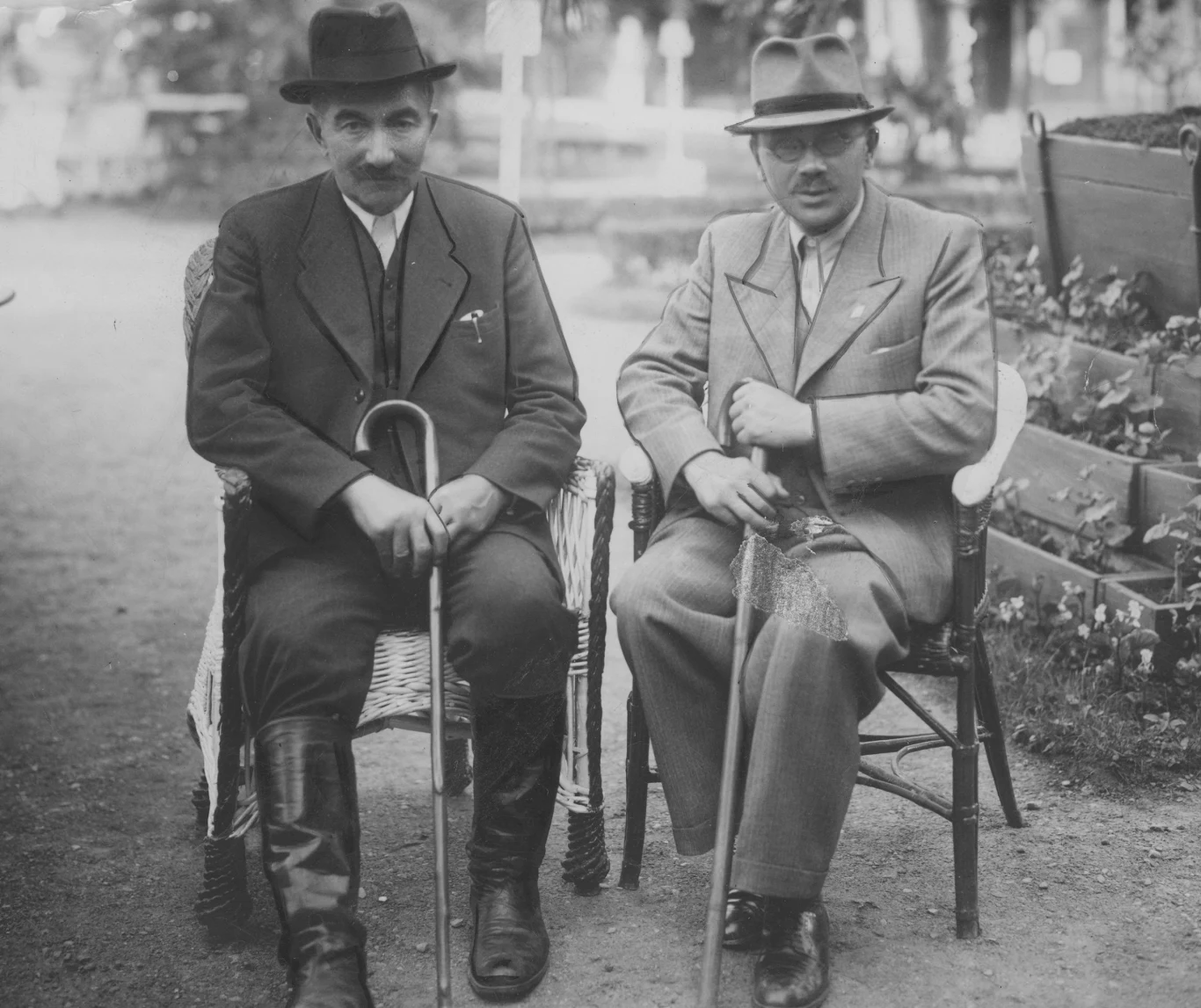 Wincenty Witos (z lewej) w towarzystwie byłego posła Tadeusza Targowskiego (1939)