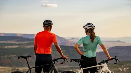 Kolarze w strojach rowerowych