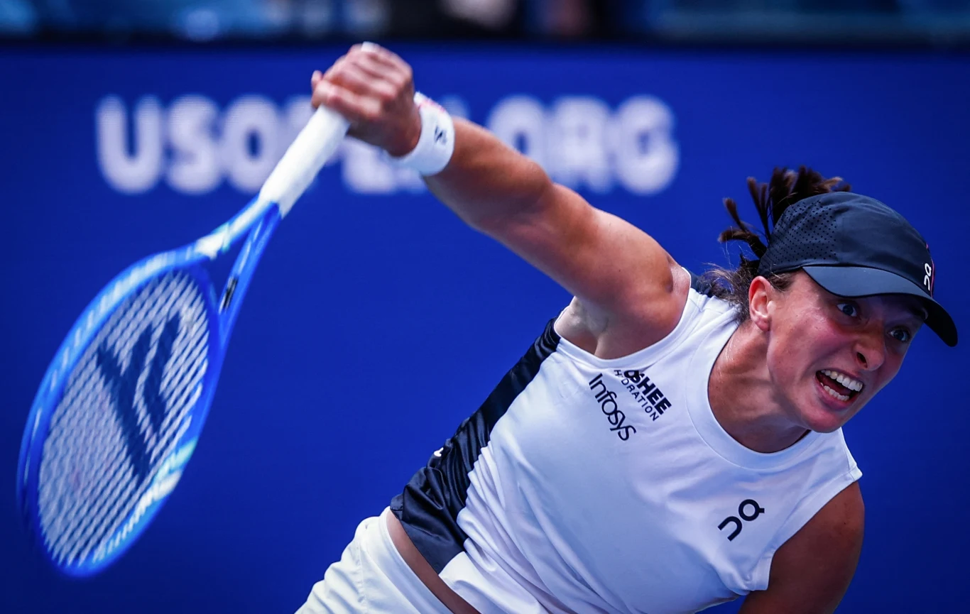 Iga Świątek w trakcie US Open 2025 Tenisistka wykonuje dynamiczne uderzenie podczas meczu na korcie, wyrażając pełne zaangażowanie i sportowe emocje.