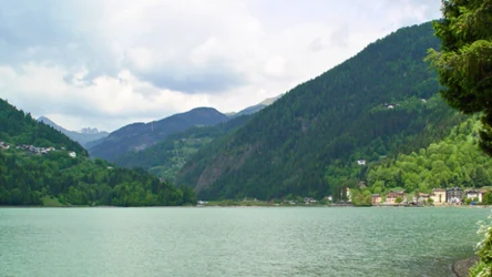 Co warto zobaczyć nad Jeziorem Alleghe? Skrywa tajemniczą historię 