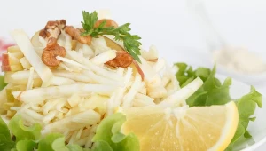 Surówka na zdrowe serce i szczupłą talię. Ma mało kalorii i mnóstwo smaku 