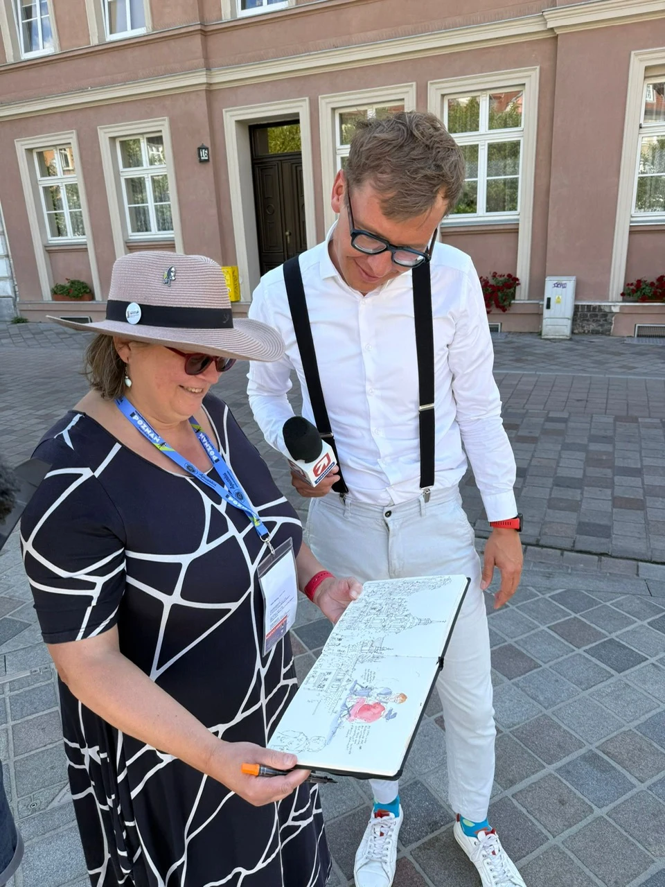 Helen Wilding pokazuje, co właśnie naszkicowała