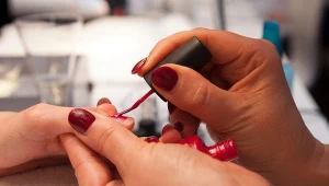 Latem wszyscy będą prosić o ten manicure. Kolor podkreśla opaleniznę