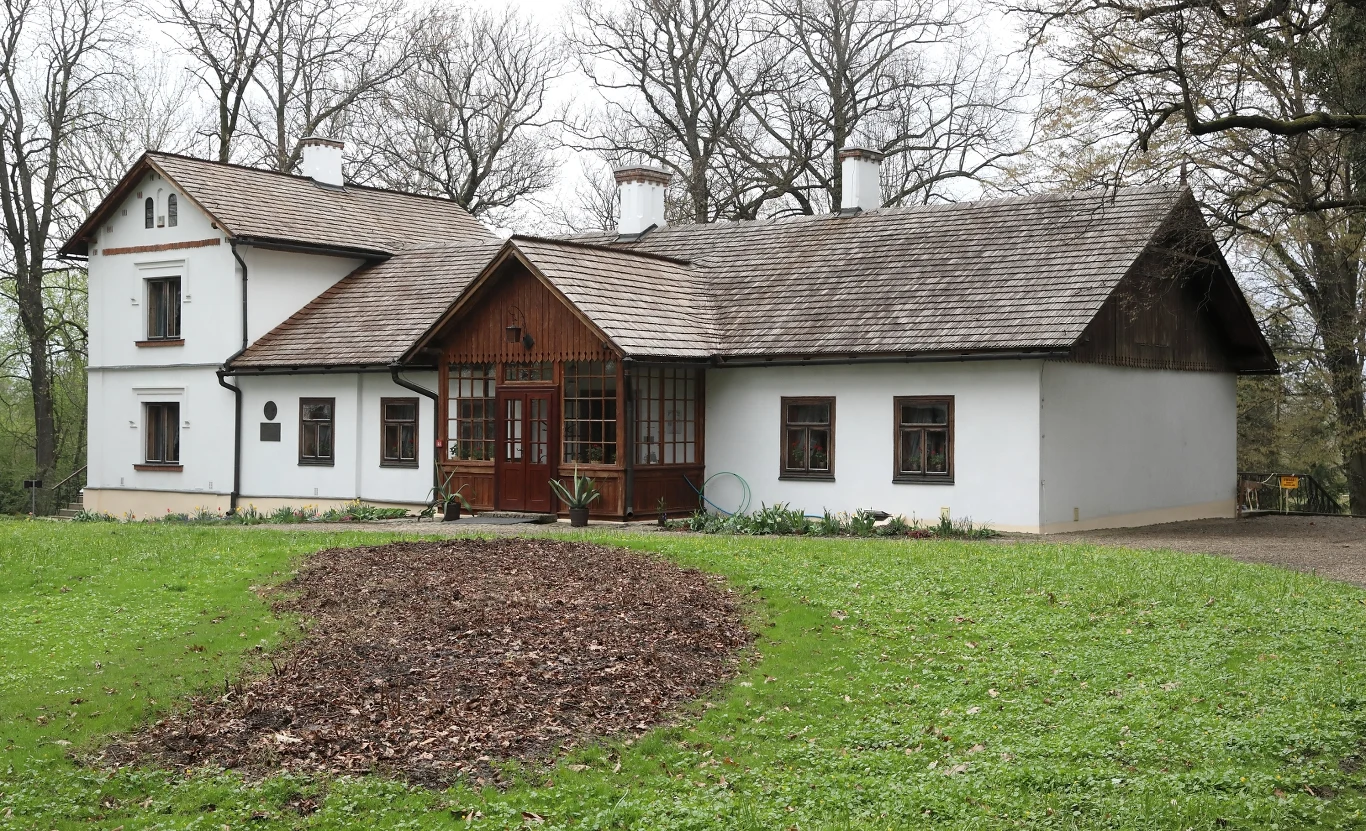 Muzeum Marii Konopnickiej mieści się w Dworku w Żarnowcu Biały drewniany dworek z przeszklonym gankiem pośrodku, otoczony zielonym trawnikiem oraz drzewami bez liści. Budynek posiada dwie kondygnacje z lewej strony oraz parterowe skrzydło po prawej. Przed domem widoczny jest prosty ogródek.