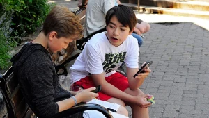 Posiadanie smartfona pogarsza zdrowie psychiczne i fizyczne nastolatków