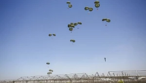 Paczki z pomocą humanitarną zrzucane na terytorium Gazy. Pomoc tego typu ma być wstrzymana