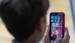 Mama i tata ograniczą dzieciom dostęp do AI na Facebooku