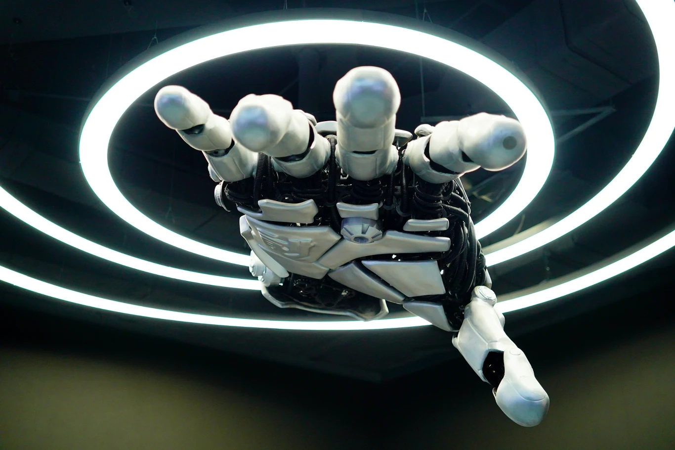 Widzi, czuje, manipuluje... obiektami. Inżynierowie wyposażyli robota w zmysł dotyku. Przez to stanie się bardziej precyzyjny i ludzki Wielka, futurystyczna dłoń robota skierowana ku przodowi, zawieszona na tle jasnych, okrągłych pierścieni świetlnych, które podkreślają nowoczesny charakter obiektu.