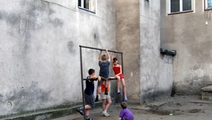 To cud, że żyjemy. Tak "bawiliśmy się" na podwórku po szkole w latach 90.