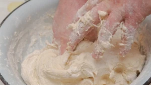 W ten sposób zrobisz idealne ciasto drożdżowe