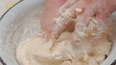 W ten sposób zrobisz idealne ciasto drożdżowe