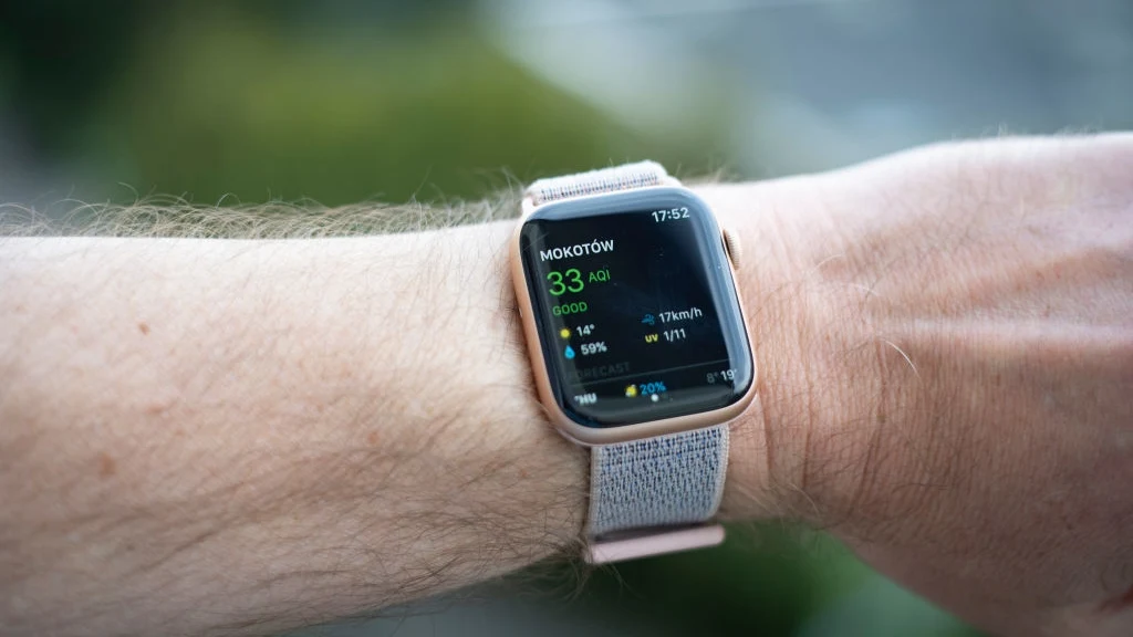 Czy smartwatch może być neutralny klimatycznie? Niemiecki sąd ma wątpliwości Smartwatch na nadgarstku mężczyzny, wyświetlający informacje dotyczące jakości powietrza, temperatury oraz poziomu pyłów dla dzielnicy Mokotów w Warszawie.