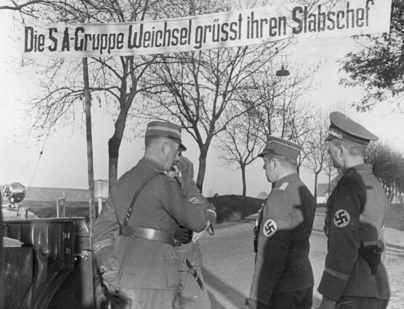 Gruppenfuhrer Otto Ivers i Jaeger na drodze do Chojnic oczekują na szefa sztabu SA Viktora Lutze. Nad drogą widoczny napis powitalny