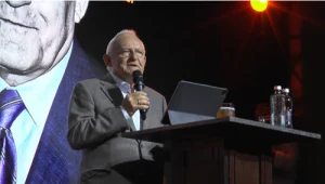 Leszek Miller podczas "Piwa z Mentzenem"