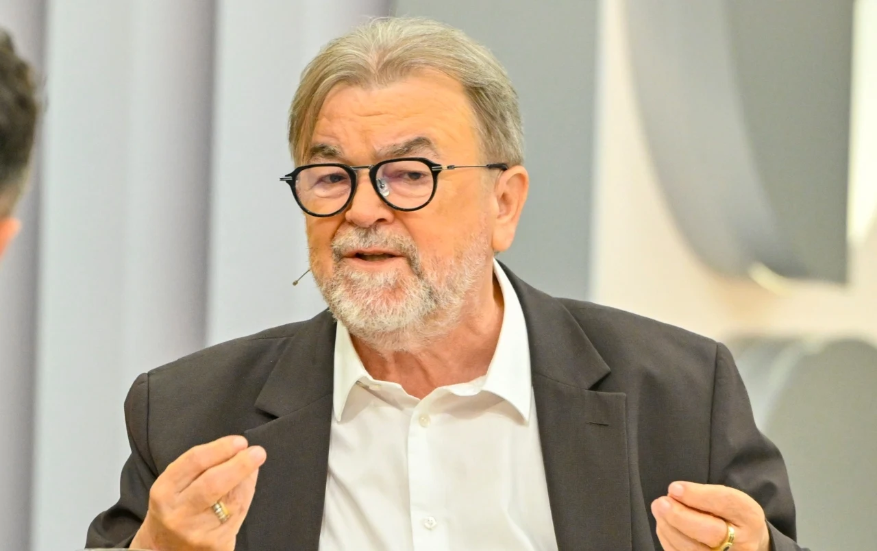 Edward Miszczak, dyrektor programowy Telewizji Polsat w studiu "halo tu polsat"