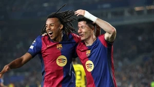 Dwóch piłkarzy FC Barcelony w charakterystycznych bordowo-granatowych koszulkach świętuje zdobycie gola na boisku, jeden z nich z uniesioną ręką, uśmiechnięci i otoczeni kibicami na stadionie