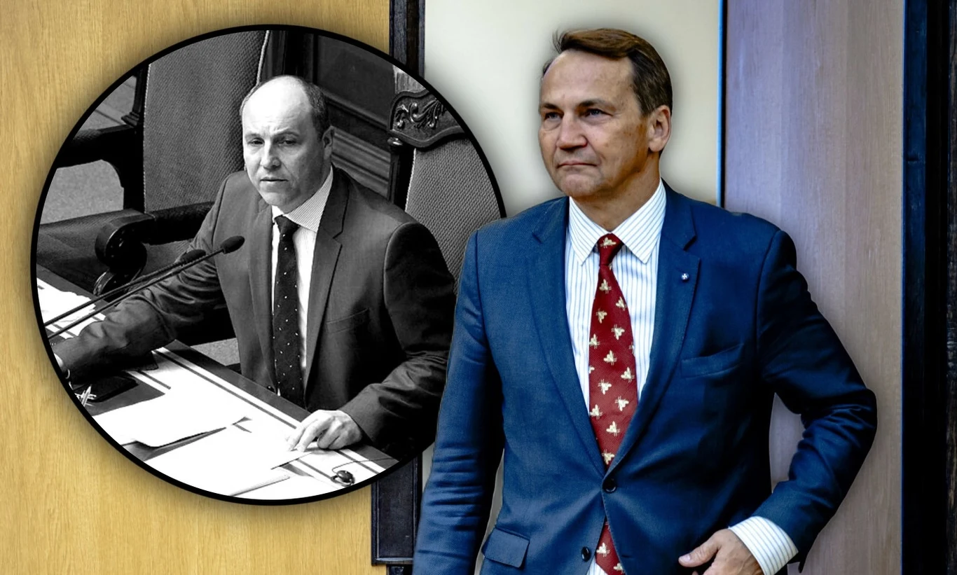 Radosław Sikorski wspomina Andrija Parubija Ujęcie dwóch mężczyzn w eleganckich garniturach, jeden widoczny w kolorze, drugi w czarno-białym okrągłym kadrze, siedzący przy mównicy, tło stanowi wnętrze urzędowe.