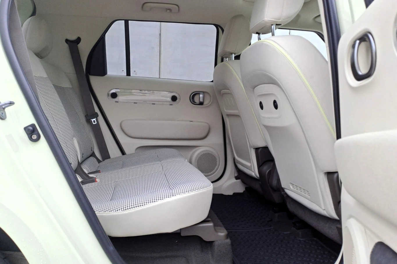 Dzięki sporemu rozstawowi osi miejsca w Hyundaiu Insterze jest sporo. Nawet osoby podróżujące z tyłu nie będą narzekać na brak przestrzeni. Wnętrze samochodu z widocznymi tylnymi siedzeniami, jasną tapicerką i dobrze zachowanymi elementami wyposażenia, takimi jak podłokietniki, zagłówki i pasy bezpieczeństwa.