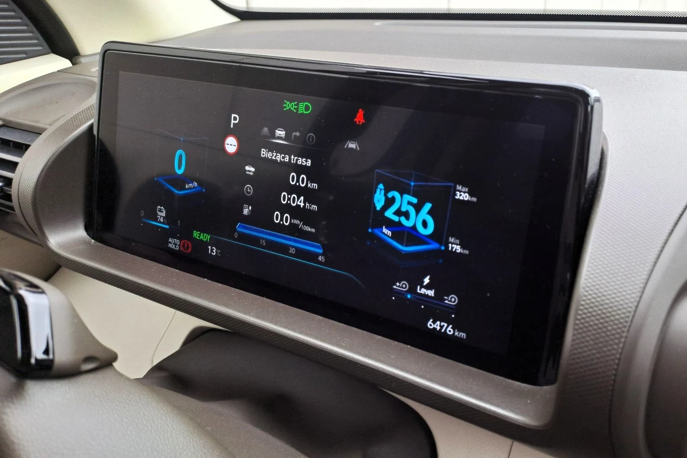 Najważniejsze informacje kierowcy dostarcza 10,25-calowy wyświetlacz wskaźników. Cyfrowy wyświetlacz w samochodzie pokazuje szczegółowe informacje dotyczące jazdy, takie jak prędkość, zasięg, poziom naładowania akumulatora, aktualny przebieg oraz różne wskaźniki trybu pracy pojazdu