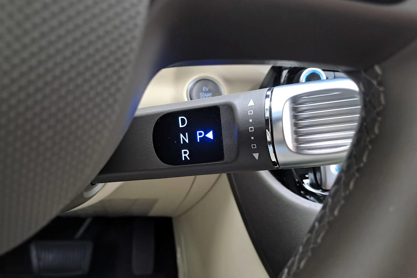 Dźwignia zmiany biegów, wzorem innych modeli Hyundaia, trafiła na kolumnę kierownicy. Wyświetlacz dźwigni zmiany biegów automatycznej skrzyni w pojeździe, z podświetlonymi oznaczeniami D, N, R oraz P, widoczny fragment kierownicy i przycisk zapłonu.