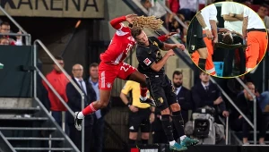 Chwila grozy na meczu Bayernu, gracz wyniesiony na noszach. Sędzia zaskoczył