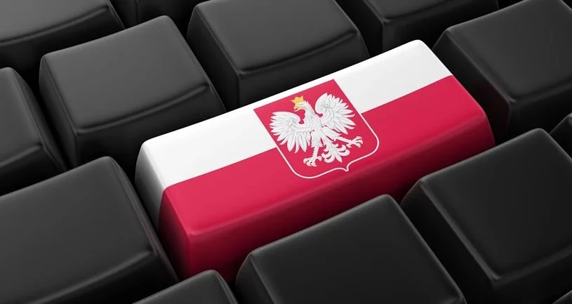 Polska zdobyła brązowy medal na mundialu! Wielki sukces Biała i czerwona klawisz komputera ozdobiona godłem Polski wyróżnia się na tle czarnych klawiszy standardowej klawiatury.