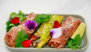 Prosty przepis na spring rollsy z kurczakiem, warzywami i słodko-kwaśnym sosem. Idealne do lunchboxa 