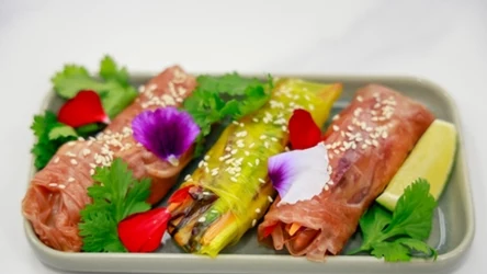 Prosty przepis na spring rollsy z kurczakiem, warzywami i słodko-kwaśnym sosem. Idealne do lunchboxa 