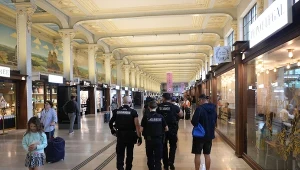 Policja patrolująca paryski dworzec Gare de Lyon (zdjęcie ilustracyjne)