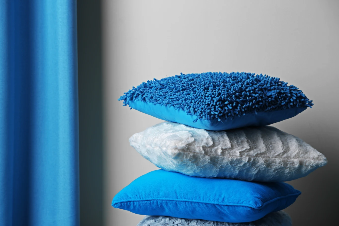 W kontekście zdrowia najlepszym wyborem są poduszki dekoracyjne z łatwymi do zdjęcia poszewkami. 