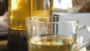 Seniorzy powinni pić zamiast czarnej herbaty. Poprawia pamięć i wycisza