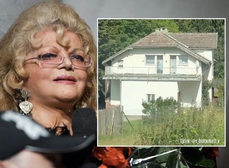 Portret starszej kobiety z blond włosami i okularami mówiącej do mikrofonu, w tle wstawione mniejsze zdjęcie białego domu jednorodzinnego otoczonego zielenią, z ogrodzeniem i dachem dwuspadowym.