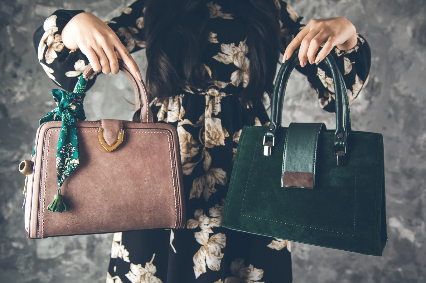 Zamszowa torebka doda pazura każdej stylizacji 