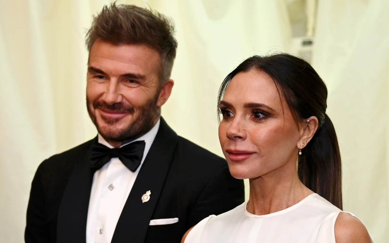 Dzisiaj Victoria Beckham ma świetną cerę. Nawet na wizycie u króla Karola z mężem w czerwcu 2025 roku zrezygnowała z mocnego makijażu