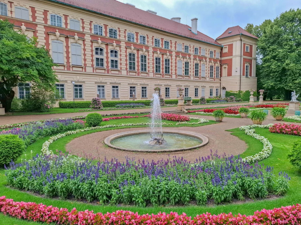 W Zamku w Łańcucie można zobaczyć nie tylko bogato wyposażone wnętrza, ale również ekspozycję Sztuki Cerkiewnej, Centrum Edukacji Tradycji, park w stylu angielskim, jak również stajnię i wozownię Starannie utrzymany ogród z wielobarwnymi kwiatami, centralnym okrągłym fontanną otoczoną dekoracyjnymi rabatami oraz imponującym klasycznym pałacem w tle.