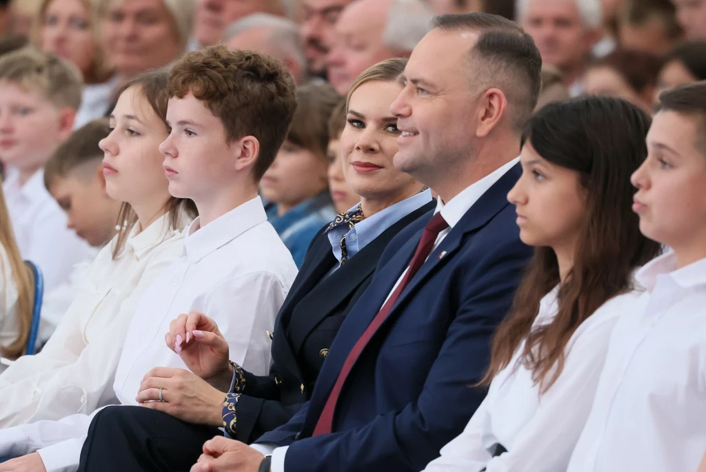 Inauguracja roku szkolnego w Szkole Podstawowej im. Jana Pawla II w Wolanowie z udziałem pary prezydenckiej N/z: Karol Nawrocki, Marta Nawrocka Inauguracja roku szkolnego w Szkole Podstawowej im. Jana Pawla II w Wolanowie z udziałem pary prezydenckiej N/z: Karol Nawrocki, Marta Nawrocka