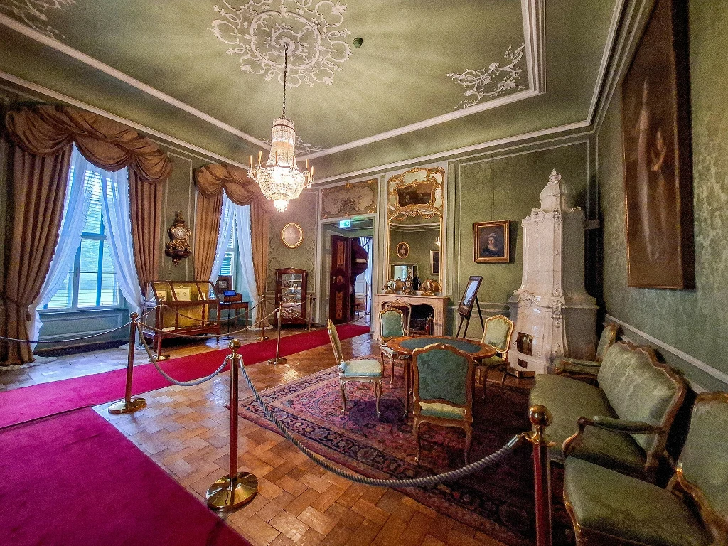 W zamku zwiedzać można I i II piętro, a także łaźnie w piwnicach. Najbardziej reprezentacyjne pomieszczenia to Sala Balowa i Wielka Jadalnia Zabytkowy salon z bogato zdobionym sufitem, stylowymi meblami, piecem kaflowym, żyrandolem, obrazami na ścianach oraz czerwonym dywanem; przestrzeń wydzielona linami, co wskazuje na muzealne wyposażenie.