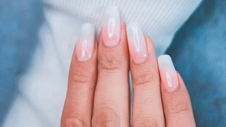 Blush nails to manicure inspirowany naturalnym różem na policzkach