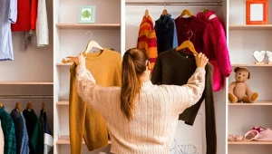 Stylowo, ciepło i taniej: sprawdź, jak przygotować szafę na wrzesień