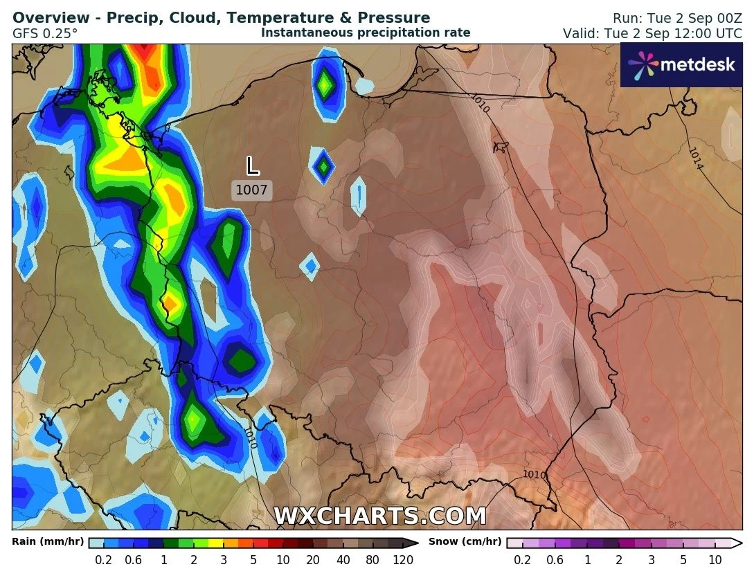 Mapa synoptyczna Polski i okolicznych krajów z zaznaczonym ciśnieniem atmosferycznym, opadami oraz temperaturą, intensywne opady deszczu zaznaczone w zachodniej części kraju, centrum i wschód pozostają bez opadów przy wysokim ciśnieniu.