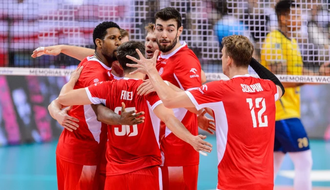 Jakub Kochanowski (w tle) wraz z kolegami z zespołu