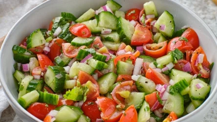 Sałatka z ogórków i pomidorów może być zdrowa