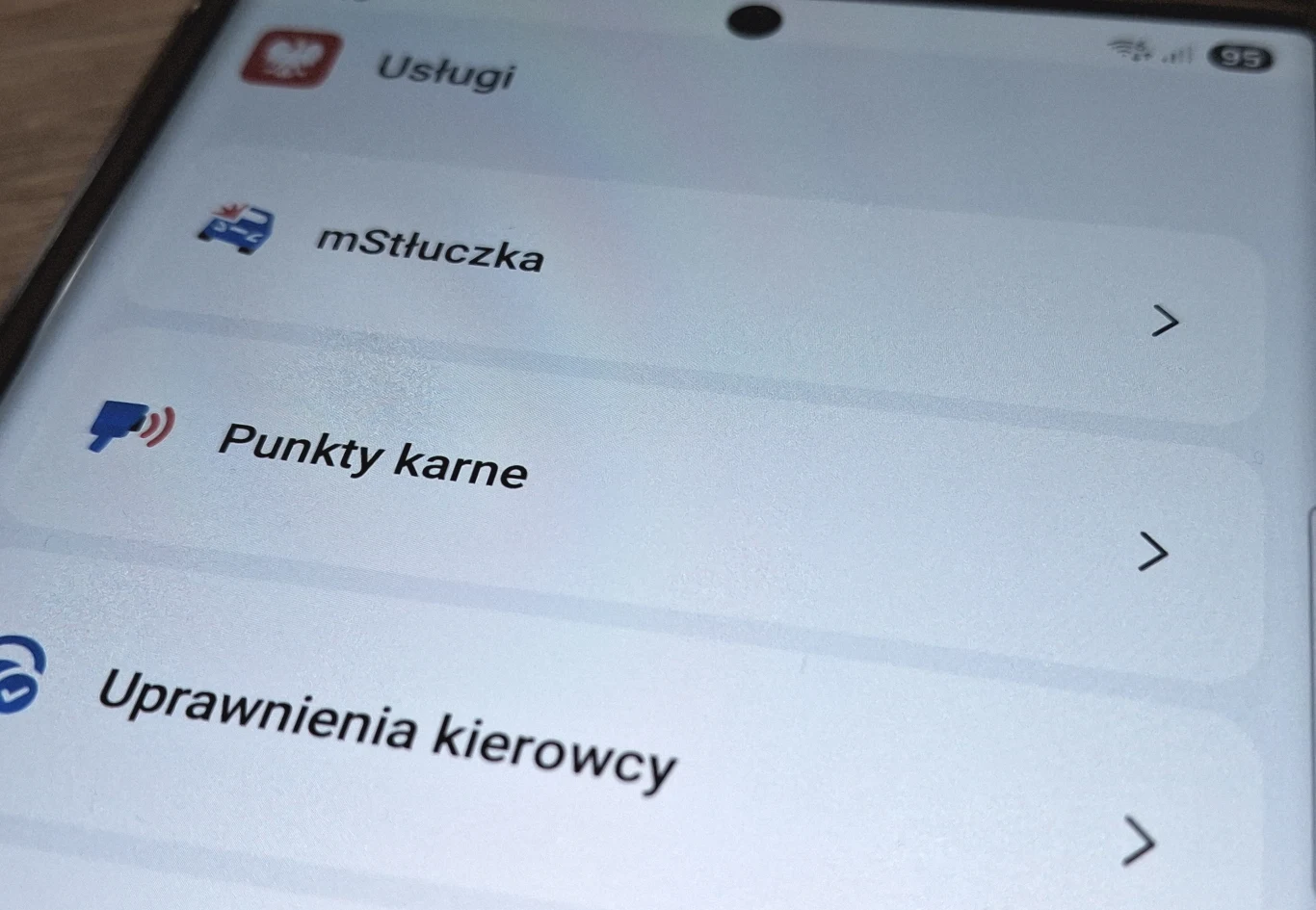 W aplikacji mObywatel można już korzystać z nowej funkcji mStłuczka Ekran smartfona z aplikacją, w której wyświetlone są opcje związane z usługami dla kierowców takie jak mStłuczka, punkty karne oraz uprawnienia kierowcy.