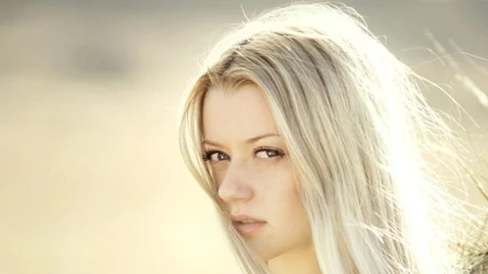 Blond bez żółtych refleksów? Sprawdź, jaki toner do włosów odmieni Twój kolor